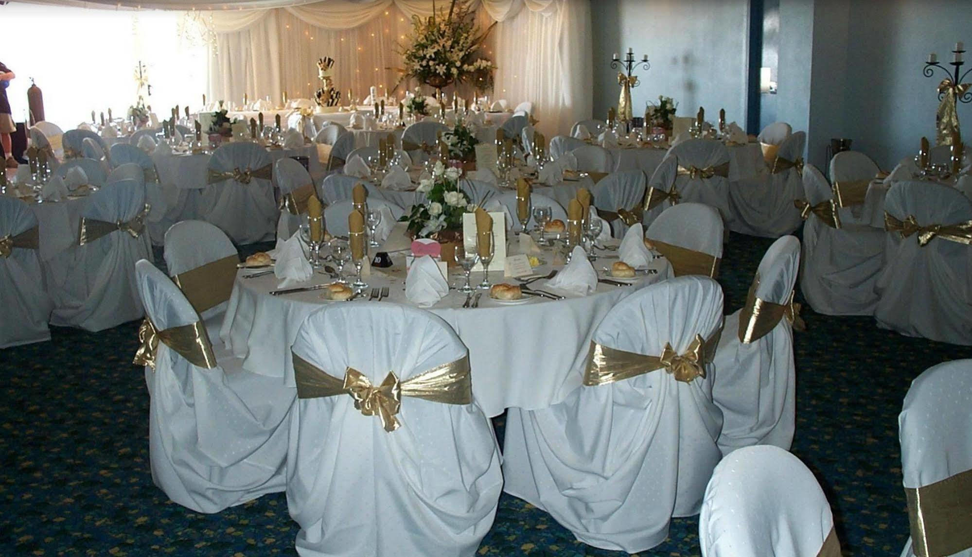 The Beachcomber Hotel & Resort, Ascend Hotel Collection Toukley Exterior foto A wedding reception